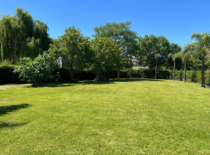 Terreno · 608m² · 7 Ambientes · 5 Cocheras