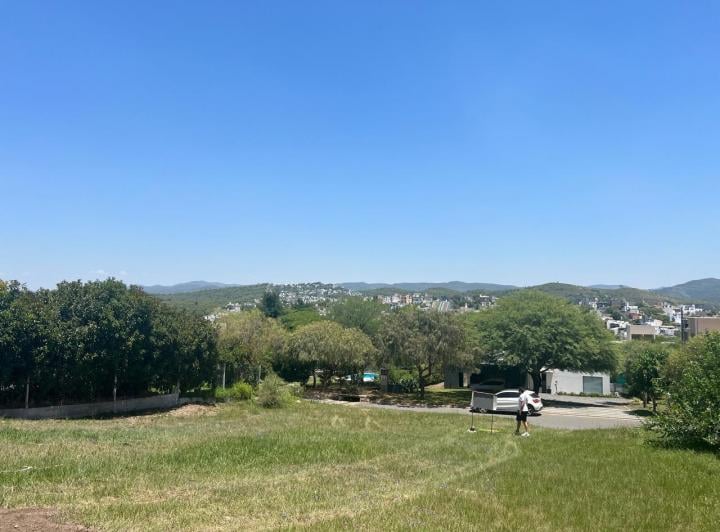 Terreno · 850m² · 5 Ambientes