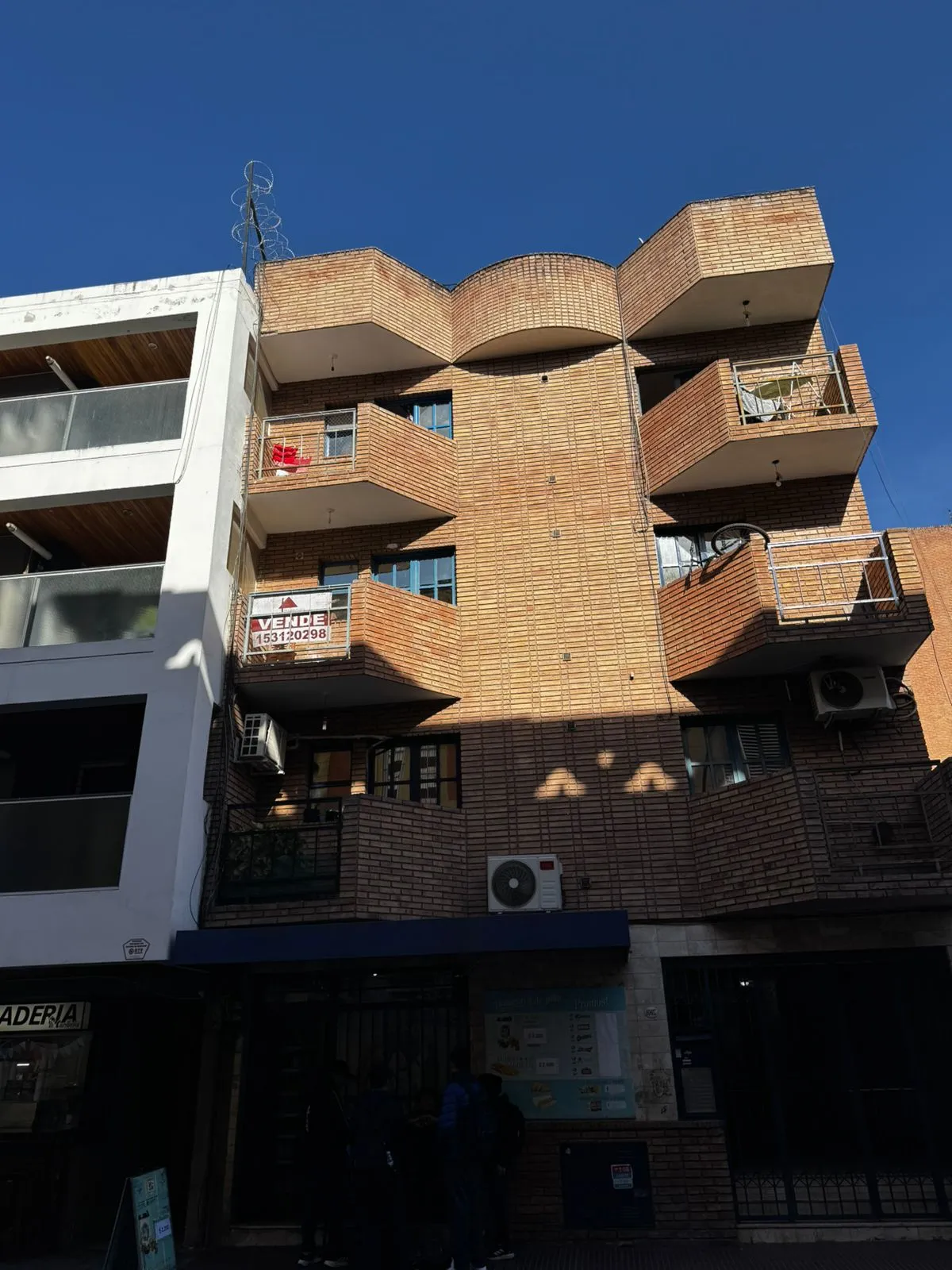ALBERDI  SOBRE CALLE 9 DE JULIO FRENTE EL COLEGIO PIO X
