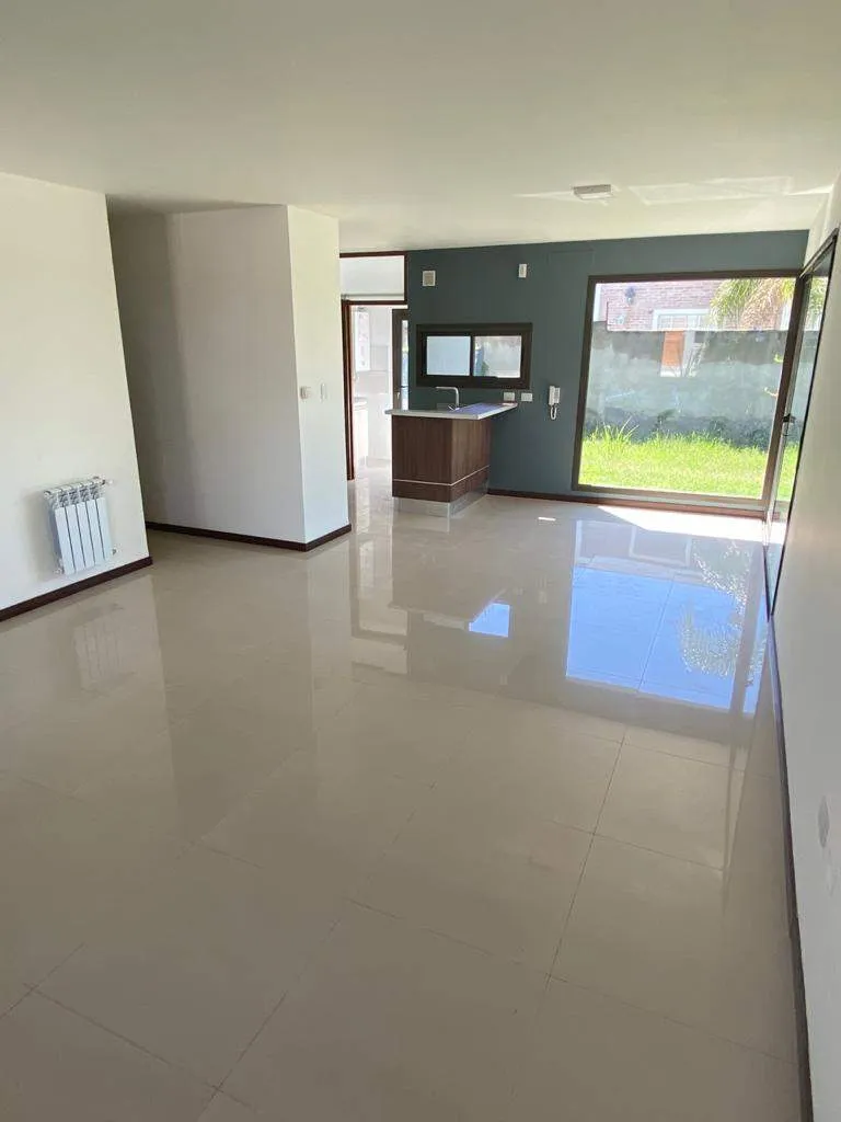 ALQUILER Housing Casa Dúplex tres dormitorios tres baños dos Cocheras SEGURIDAD