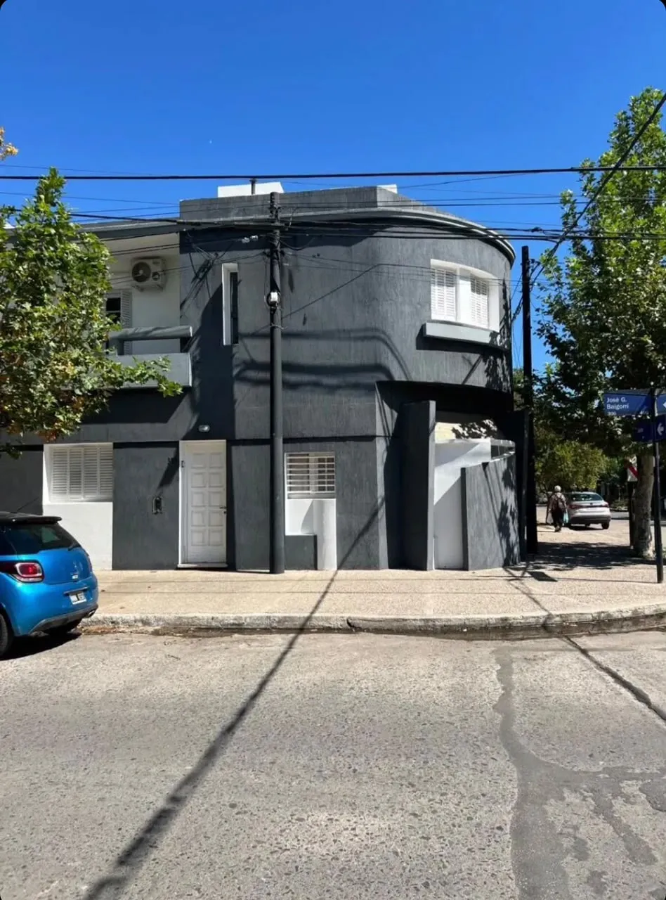 Atencion inversionistas! casa 2 dormitorios mas dos dptos de 1 dormitorio en venta.