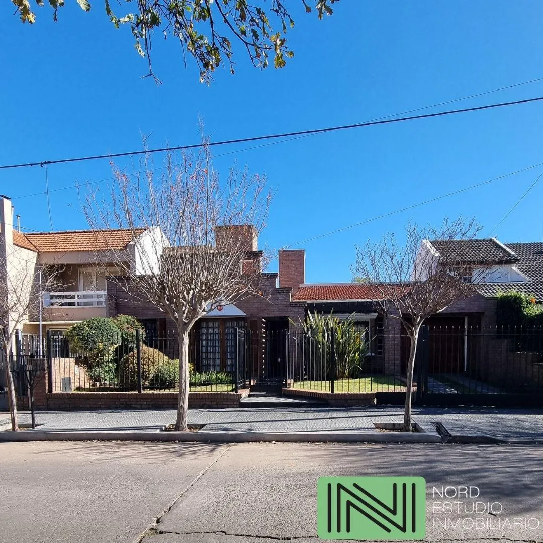 VENTA CASA EN URCA, 4 DORMITORIOS, DOS LOCALES COMERCILAES Y SALIDA A DOS CALLES