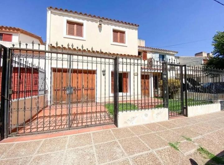 Casa · 340m² · 6 Ambientes · 1 Cochera