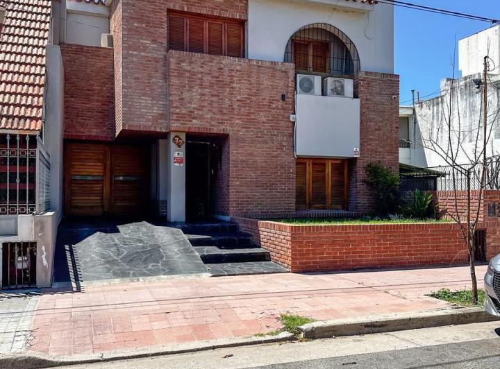Casa · 226m² · 6 Ambientes · 1 Cochera