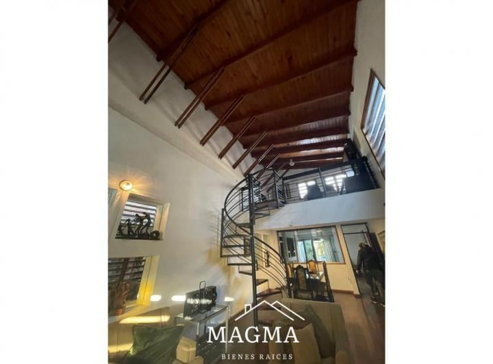 Casa · 210m² · 16 Ambientes · 3 Cocheras