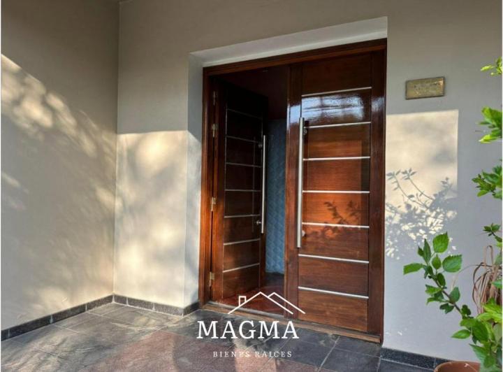Casa · 206m² · 10 Ambientes · 1 Cochera
