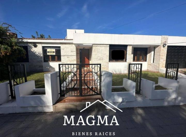 Casa · 200m² · 11 Ambientes · 1 Cochera