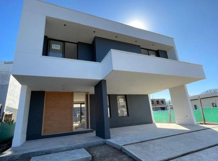 Casa · 243m² · 5 Ambientes · 1 Cochera