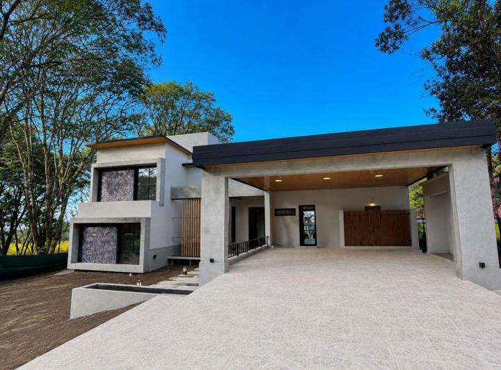 Casa · 780m² · 6 Ambientes · 2 Cocheras