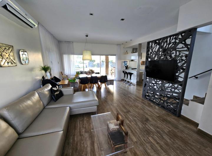 Casa · 450m² · 5 Ambientes · 2 Cocheras