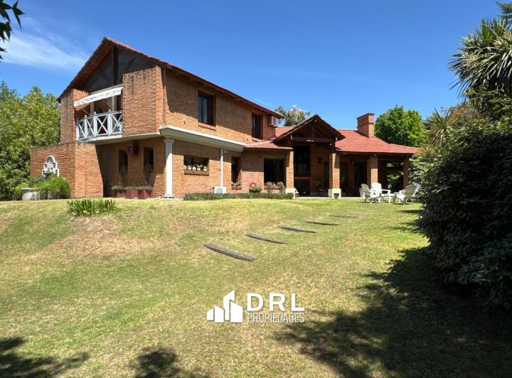 Casa · 300m² · 4 Dormitorios · 2 Cocheras
