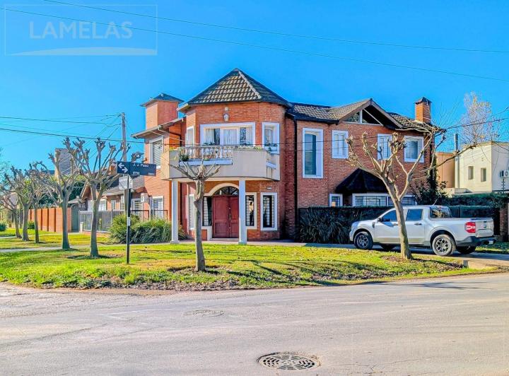 Casa · 300m² · 3 Dormitorios · 2 Cocheras