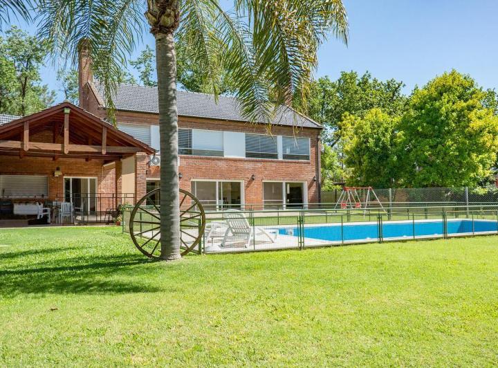 Casa · 400m² · 8 Ambientes · 4 Cocheras