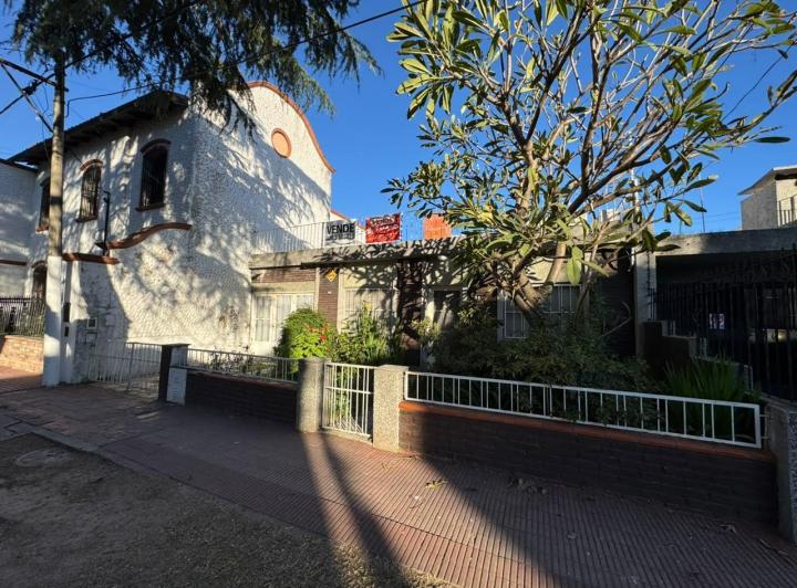 Casa · 80m² · 5 Ambientes · 2 Cocheras