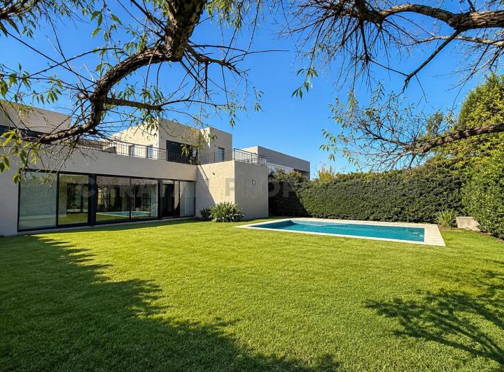 Casa · 370m² · 6 Ambientes · 2 Cocheras