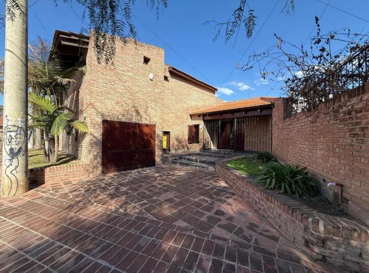 Casa · 346m² · 8 Ambientes · 1 Cochera