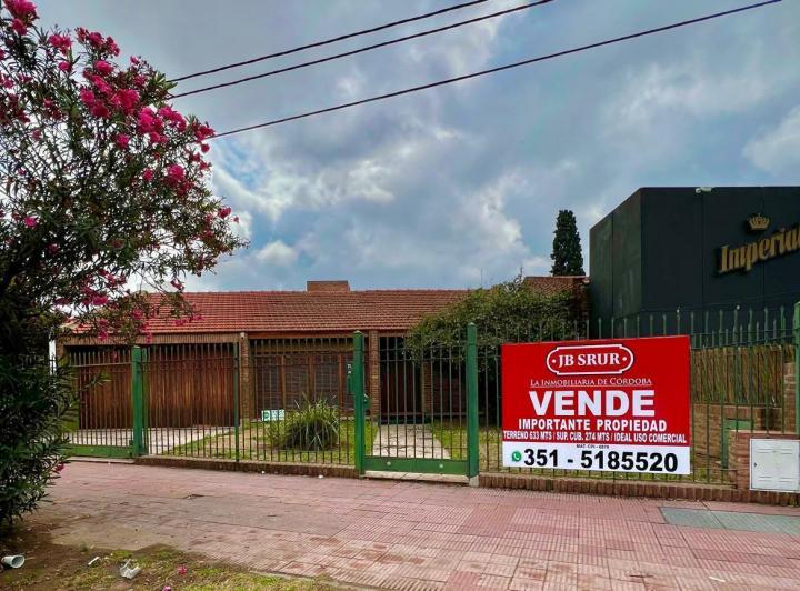 Casa · 274m² · 5 Dormitorios · 2 Cocheras