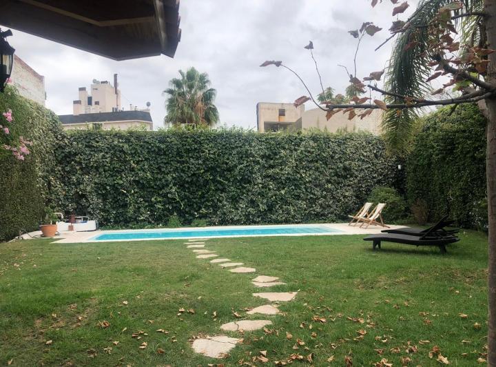Casa · 330m² · 5 Ambientes · 1 Cochera