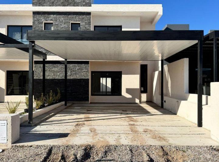 Casa · 140m² · 5 Ambientes · 2 Cocheras