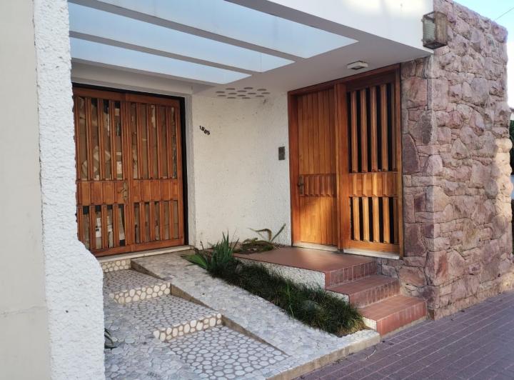 Casa · 225m² · 8 Ambientes · 3 Cocheras