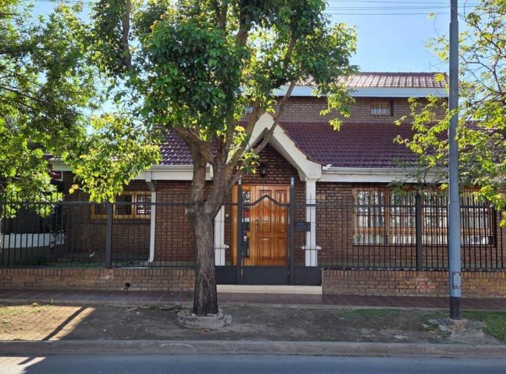 Casa · 230m² · 5 Ambientes · 2 Cocheras