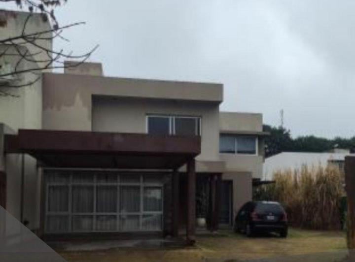 Casa · 200m² · 6 Ambientes · 2 Cocheras