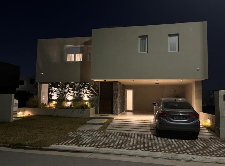 Casa · 260m² · 7 Ambientes · 2 Cocheras