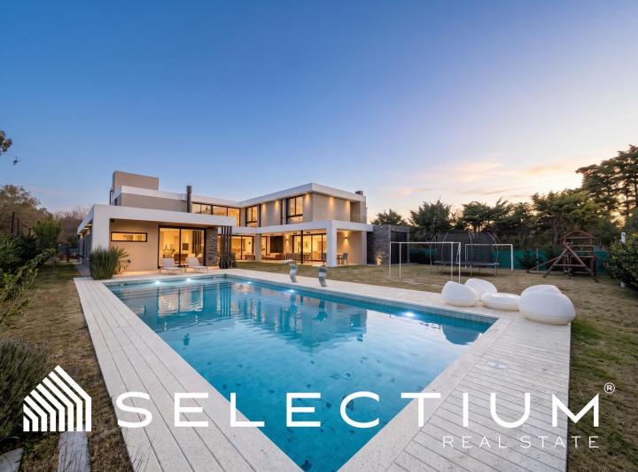 Casa · 815m² · 14 Ambientes · 4 Cocheras