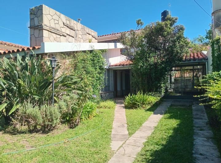 Casa · 255m² · 9 Ambientes · 1 Cochera