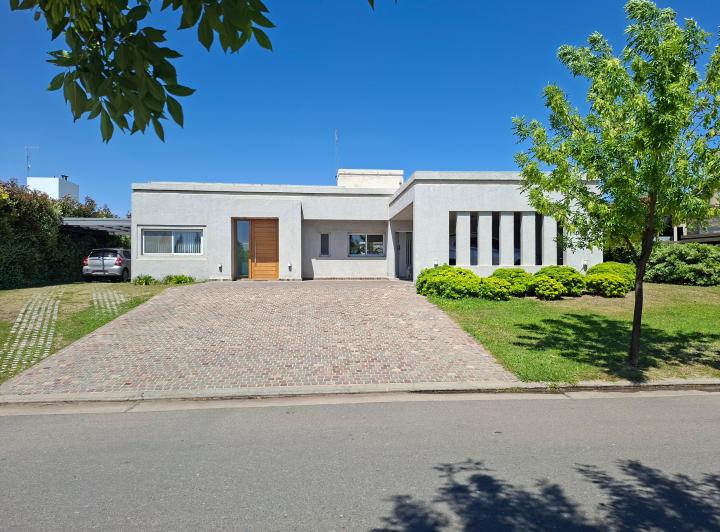 Casa · 300m² · 4 Dormitorios · 3 Cocheras