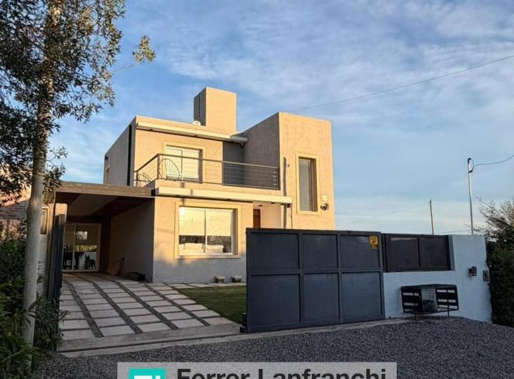 Casa · 180m² · 7 Ambientes · 2 Cocheras