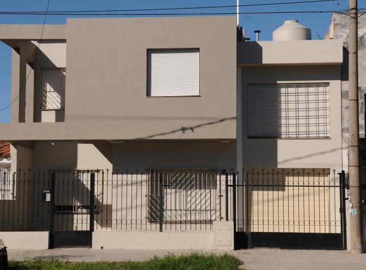 Casa · 240m² · 8 Ambientes · 2 Cocheras