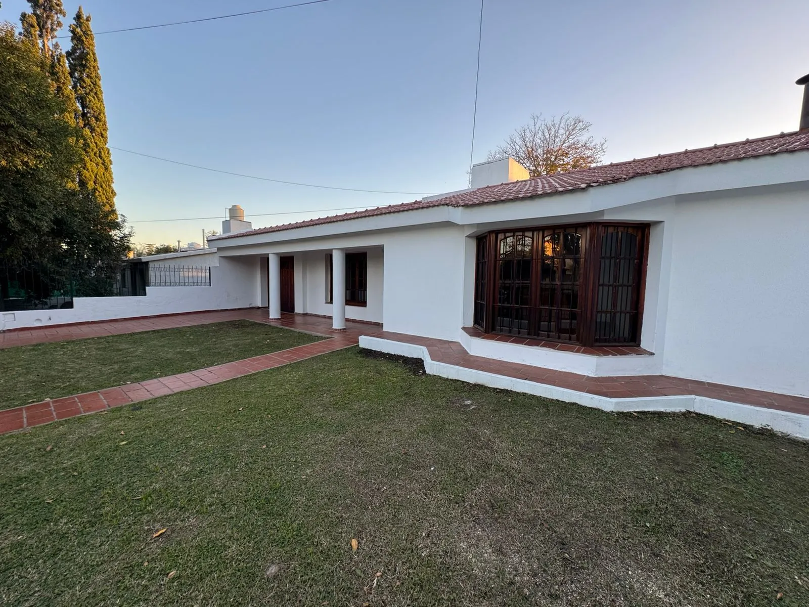 Venta - Hermosa Casa en Quintas de Arguello - 3d. 2b. Frente a Plaza!
