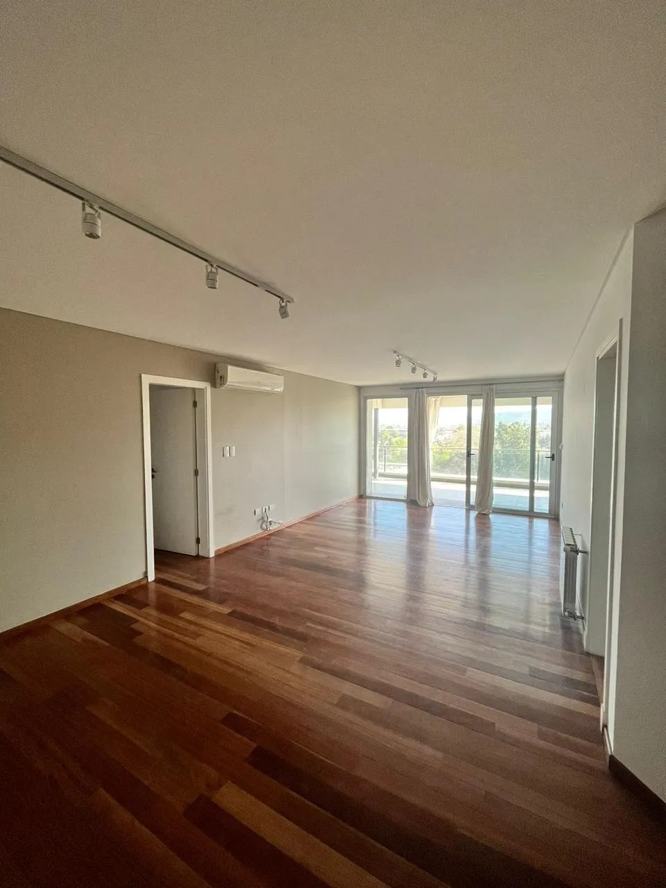 CASONAS DEL GOLF 3 DORMITORIOS 2 COCHERAS USD 330.000