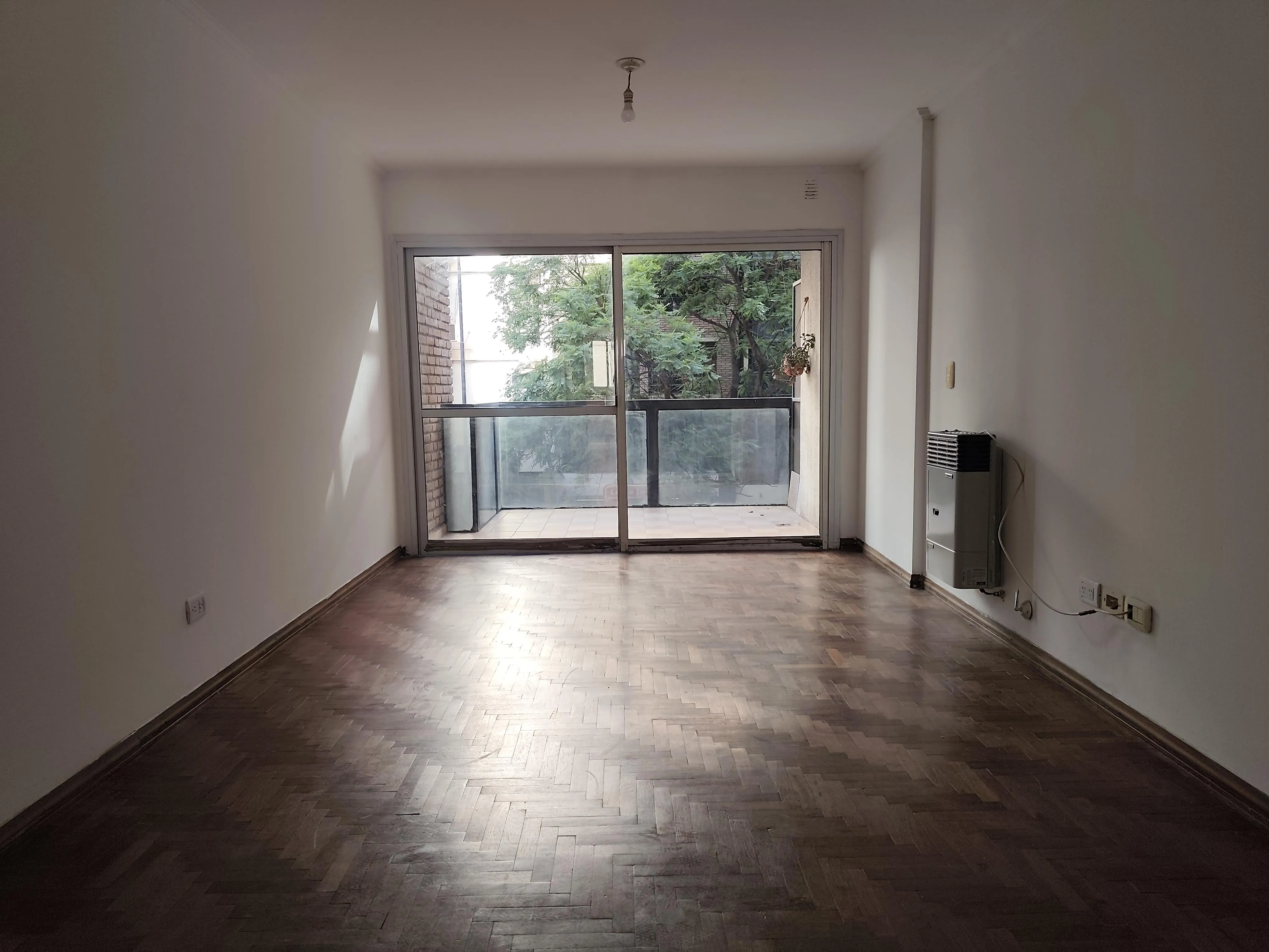 UBICACIÓN PREMIUM EN NVA CBA CON GRAN BALCON: ESTRADA ESQUINA INDEPENDENCIA
