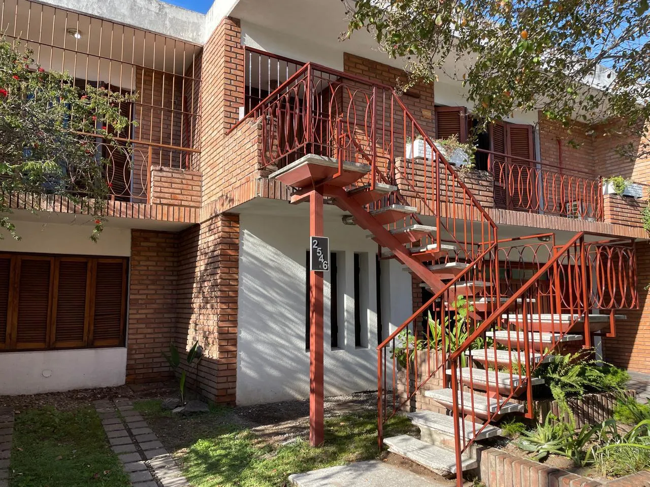 Casa en Venta de 3 Dormitorios con Cochera Doble  Apta Crédito  Barrio Parque Ch...