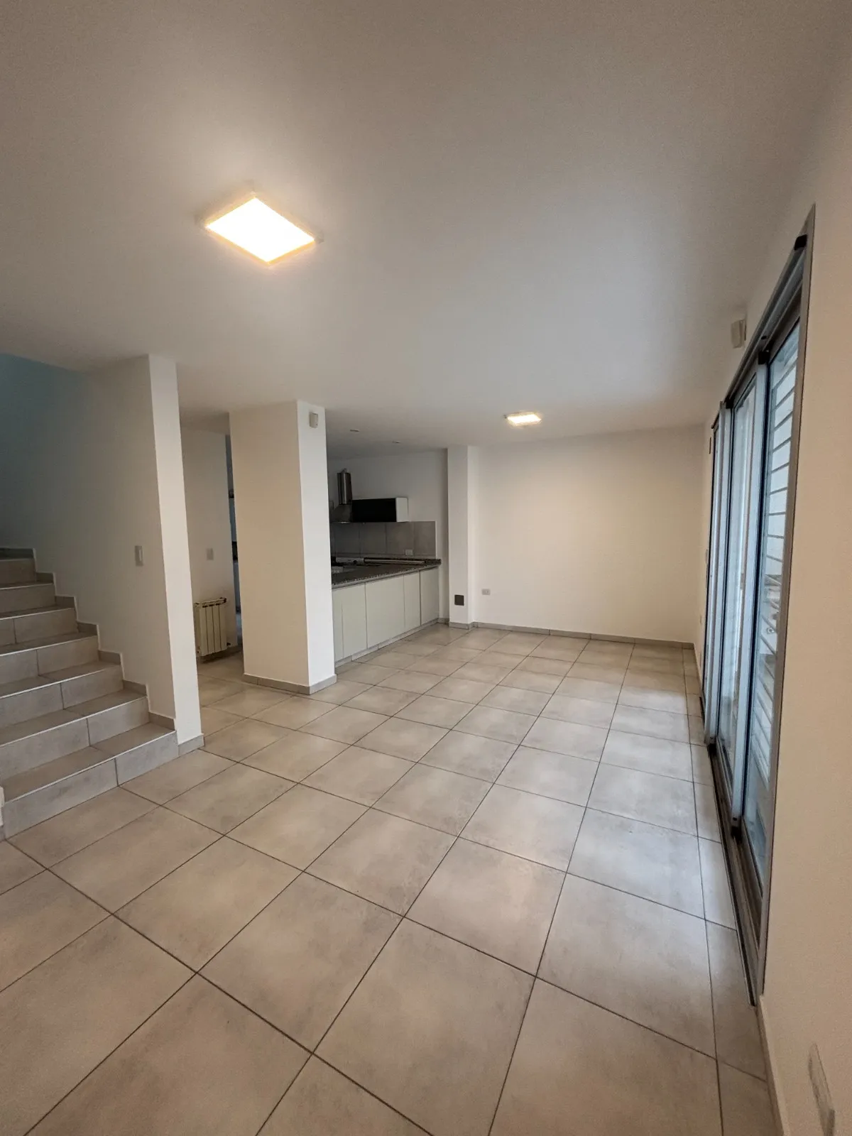 SE ALQUILA DUPLEX 3 DOR CON PATIO EN RIBERAS DE MANANTIALES