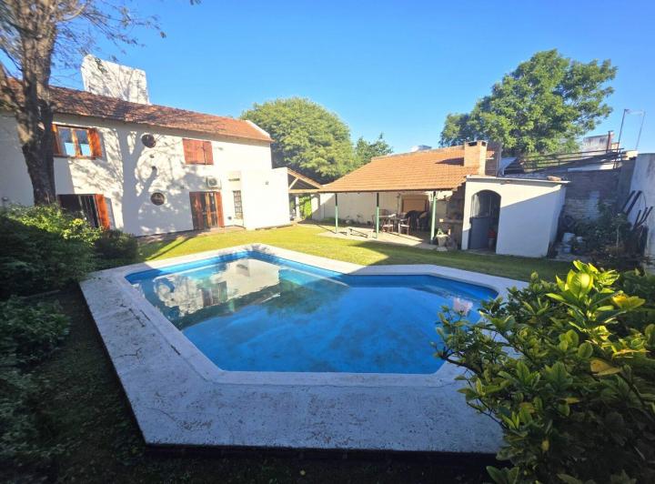 Casa · 159m² · 9 Ambientes · 2 Cocheras