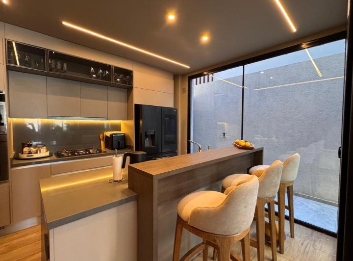 Casa · 280m² · 6 Ambientes · 2 Cocheras