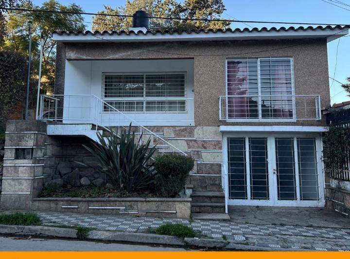 Casa · 1m² · 2 Dormitorios · 3 Cocheras