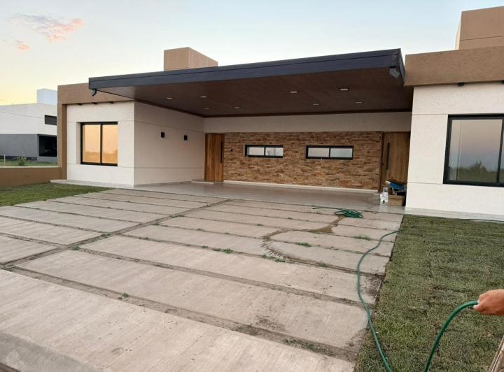Casa · 95m² · 3 Ambientes · 2 Cocheras