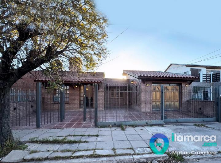 Casa · 217m² · 8 Ambientes · 3 Cocheras