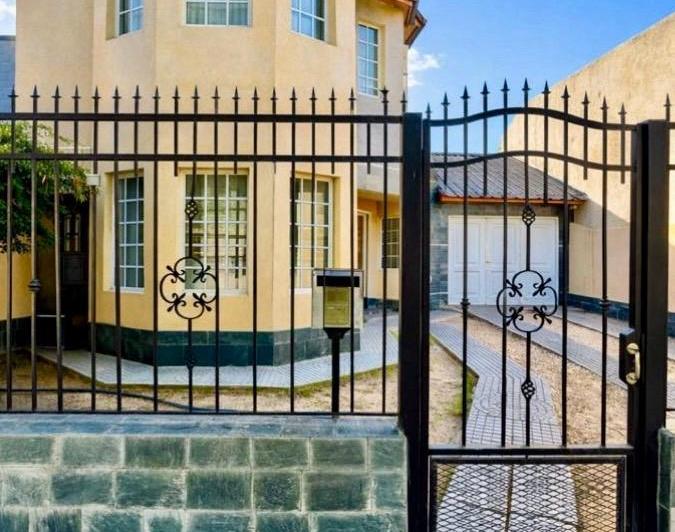 Casa · 217m² · 6 Ambientes · 1 Cochera