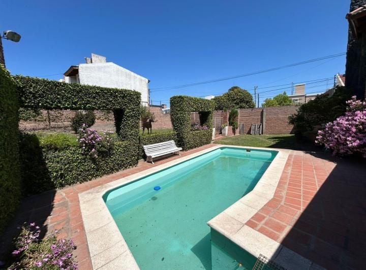 Casa · 240m² · 5 Ambientes · 2 Cocheras