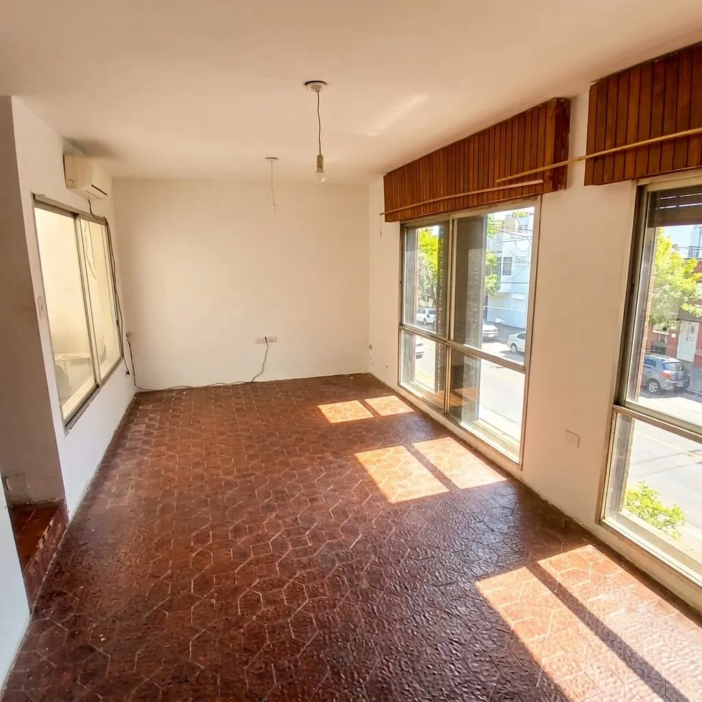 Alta Cba, Casa en P. Alta, 2 dorm c /plac con pisos parquet, terrazas con galería y asador, A/A, gran cocina, liv com, estar, 2 baños, sin expensas