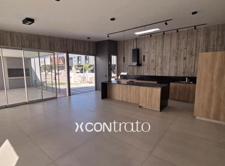 Casa · 180m² · 4 Ambientes · 2 Cocheras