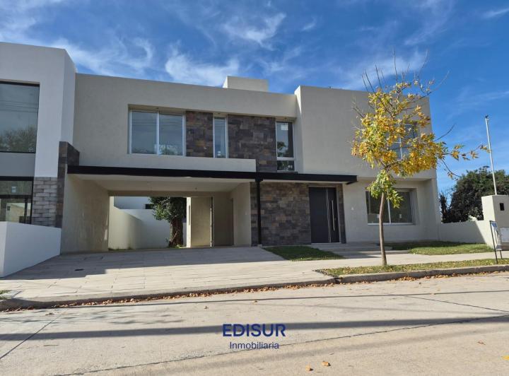 Casa · 273m² · 5 Ambientes · 2 Cocheras