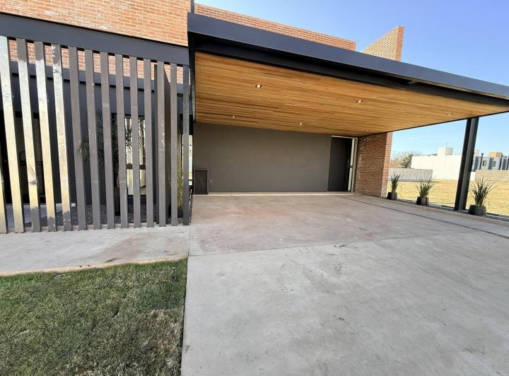 Casa · 258m² · 3 Dormitorios · 2 Cocheras