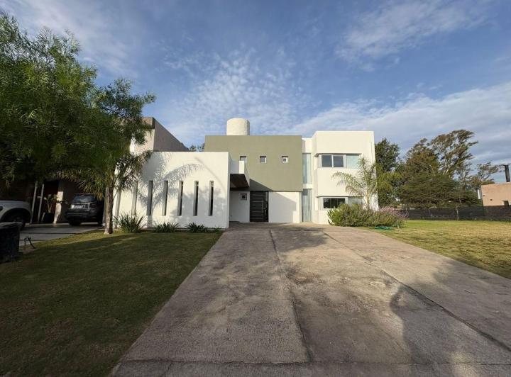 Casa · 323m² · 8 Ambientes · 2 Cocheras