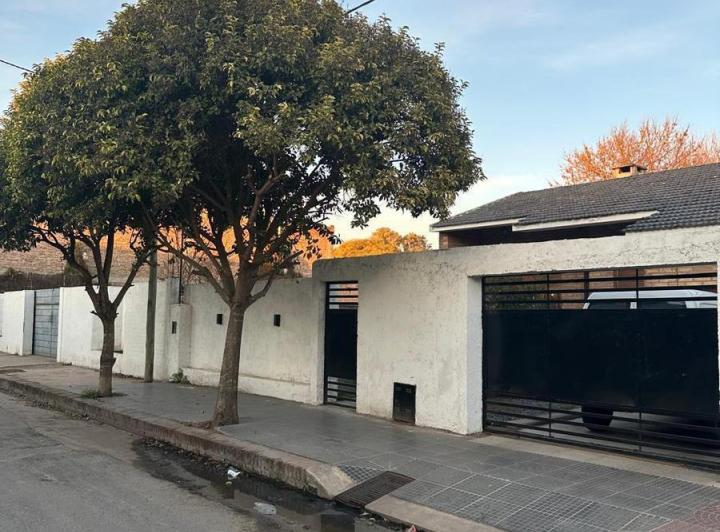 Casa · 281m² · 7 Ambientes · 2 Cocheras
